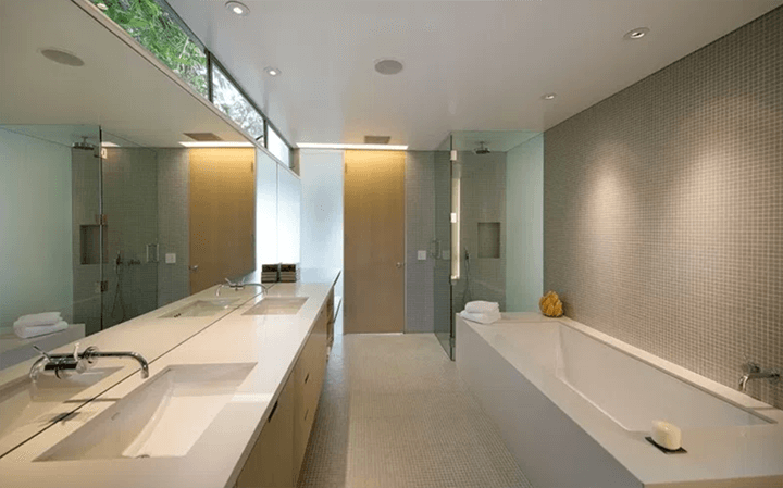 The bathroom of The Hammerman House by Neutra