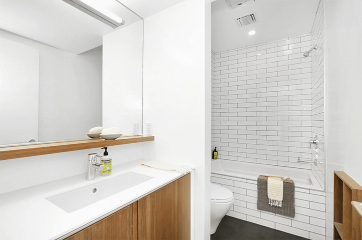 Bathroom with basin and bathtub with brick-style tiles