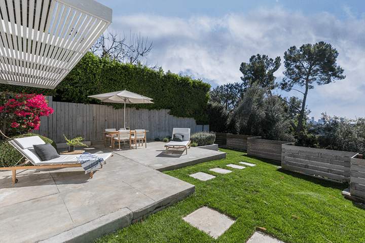 The backyard of Austrian Spencer House by Raphael Soriano