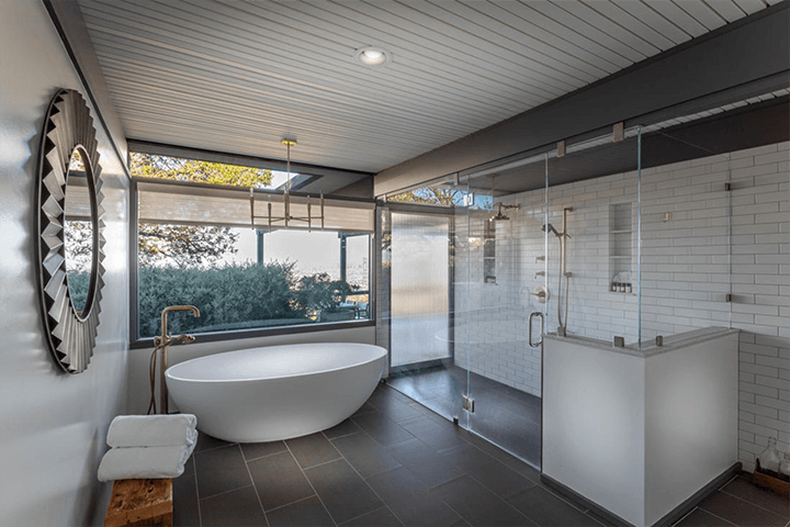 Bathtub and shower corner with an outside view