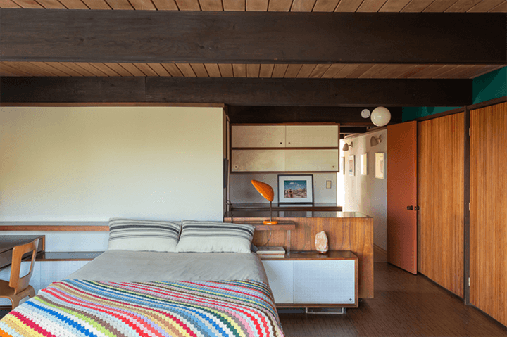Bedroom with wooden ceiling beams and bed cabin