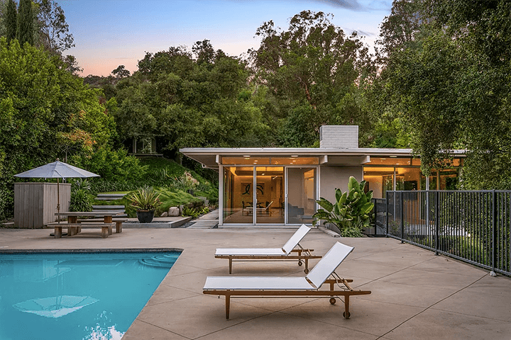 Swimming pool of the Mid-century modern home by James G. Pulliam