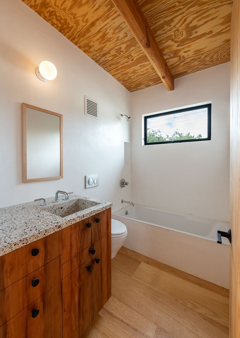Bathroom with bathtub and a mosaic basin
